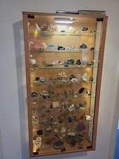 Mineraliensammlung mit Komode