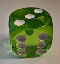 Alter DDR Kunstharz WÜRFEL GRÜN 4,7 cm - 131 Gramm / Sehr Guter Zustand