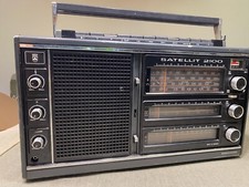 GRUNDIG Satellit 2100 tragbarer Weltempfänger Kofferradio Radio 70er Vintage