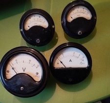 alte Einbaumessgeräte Amperemeter und Voltmeter - technisches Instrument