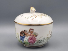 Meissen Porzellan Deckeldose antik, Watteau Malerei galante Szene Pflanze Insekt