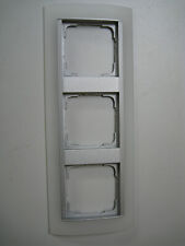 Gira Event Opak weiß mit Zwischenrahmen Farbe Alu lackiert, 3fach Rahmen