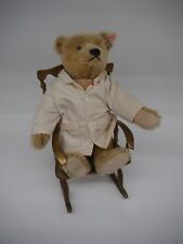 Steiff  Teddy mit weisser Fahne im Ohr mit Messing Schaukelstuhl