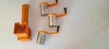 Moulinex Reibe Mouli Grater mit 3 Trommeln     in der Farbe Orange