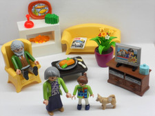 Oma und Opa mit Enkelkind im Wohnzimmer + Zubehör + Kamin + Möbel + Playmobil