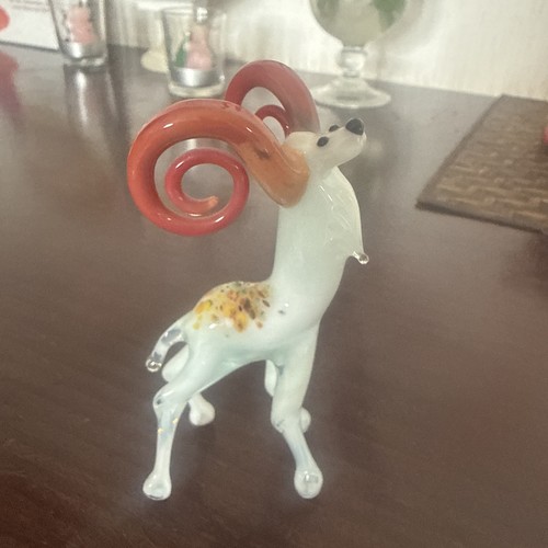 Stolzer steinbock aus - 🐏,