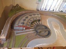 Märklin Spur H0 7686 Digital Drehscheibe mit 6-Fach Digital-Ringlokschuppen.