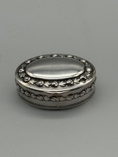 Reich verzierte Pillendose