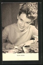 Sängerin Julia Axen schreibt Autogramme, Ansichtskarte 