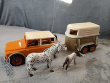 Schleich 42025 Pferdetransporter, Jeep mit Pferden , Figuren u. Zubehör