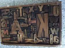antiker Setzkasten mit Druckbuchstaben aus Holz, Lettern, Plakatschrift