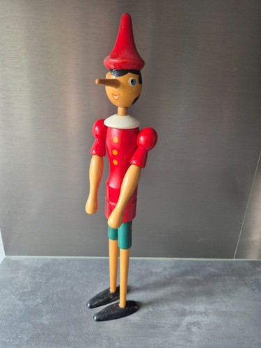 Sehr alter pinocchio aus holz - aus,