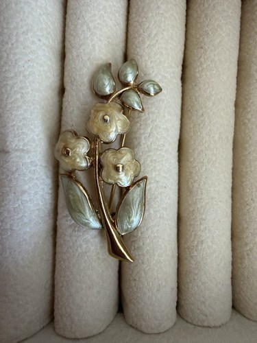 Goldfarbene blumenbrosche mit - goldfarbene,
