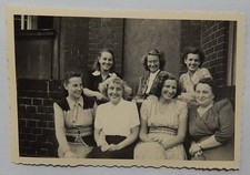 ALTES FOTO...GRUPPENFOTO...FRAUEN...AM HAUS...ALTE MODE...BERLIN...
