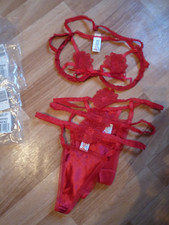 BH-Set  in rot nur mit Blumenverzierung und 3 String-Tangas, Größe 80B/40-42)
