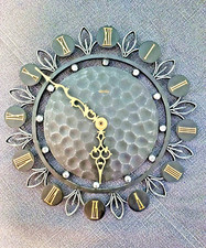 Elektromechanische Wanduhr