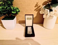 Graues Feuerzeug der Marke