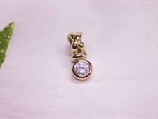 ANHÄNGER MIT KRISTALLSTEIN 