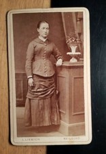 stehendes Mädchen im Reifrock