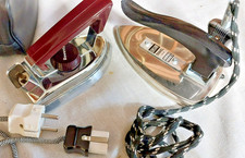 2 kleine Elektrische- Reise/Bügeleisen eines 110 Volt eins 220 volt