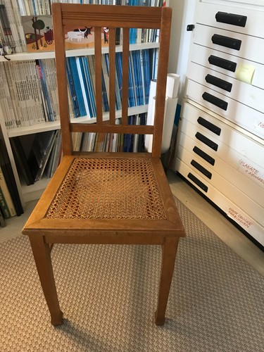 Antiker holzstuhl mit geflecht - holzstuhl,