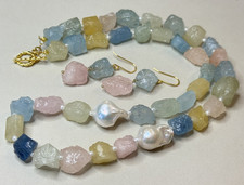 Regenbogen: Set Kette Ohrringe Morganit Rohstein mit echten Barockperlen 