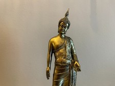 Buddha Frei Stehend auf Sockel