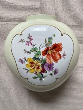 Alte KPM Porzellan Vase mit Blumenmuster