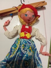 Pelham Puppen - Tiroler Mädchen roter Hut... schwarz, blau weiß, gelber Rock..