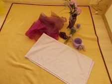 Deko-Paket  – Dekoration Tischdecke Vase Blumen Farbe Flieder Gießkanne!#