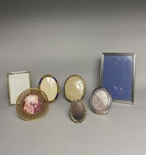 7 alte Bilderrahmen/ Fotorahmen Konvolut Emaille / Gewölbtes Glas Vintage