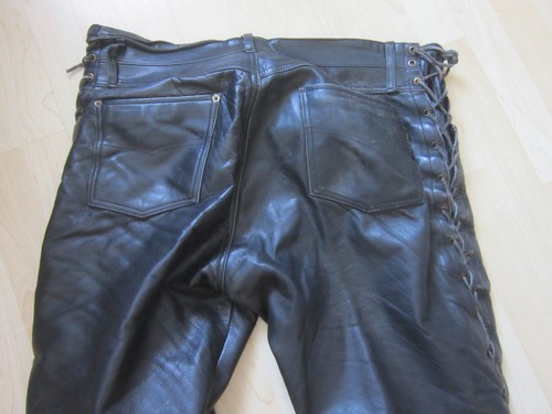 Motorradlederhose seitlich zum
