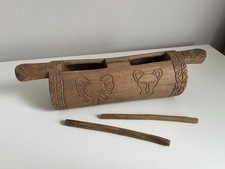 Vintage handgeschnitzte zeremonielle Garamut-Schlitztrommel mit Trommelstöcken