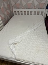 Bett 140x200 mit Matratze und Lattenrost, Holzausführung  nur 6 Monaten Benutzt