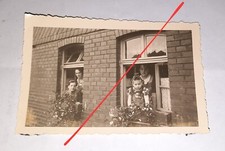 Frauen + Mädchen am Fenster -