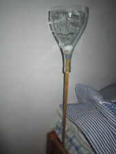 Kerzenhalter aus einer halben Weinflasche mit Stab für Pflanzen-soziales Projekt