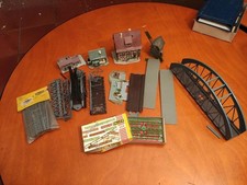 Modellhäuser + Brückenteile Konvolut Spur H0 Anlagenrückbau Bastlerware