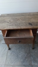 Alter tisch mit tischdecke - alter,