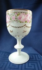 Weißer Kelch aus Opalglas mit üppigem rosa Rosendekor