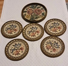Set alter Untersetzer für Gläser,  einen bestickten Brokatstoff hinter Glas