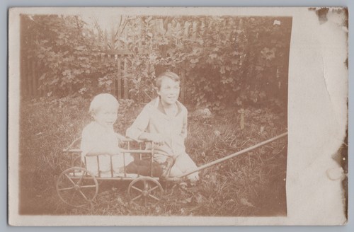 Jungen mit bollerwagen - jungen,