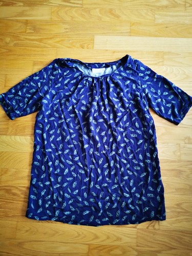 Dunkelblaues shirt mit - dunkelblaues,