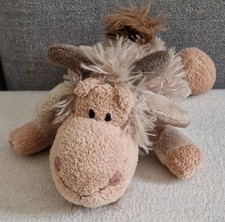 NICI PLÜSCH ZIEGENBOCK GUSTAV JOLLY MÄH LIEGEND CA. 20 CM -- UNBESPIELT --