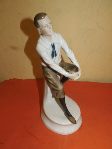 Sitzender junger mann von - junger,