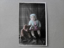 Kleines Mädchen mit riesen Teddy Bär ~ 1930 Foto-AK coloriert Spielzeug 