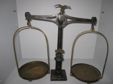 Alte Balkenwaage Säule mit Reichsadler