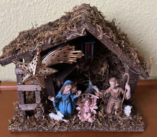 Weihnachtskrippe mit Figuren L 24 xH 18 xT 10 cm mit Lichtanschluß - sehr alt -