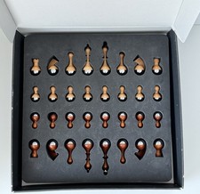 Umbra Wobble Schach Set mit vertieften Spielfeldern aus Ahorn- und Walnussholz