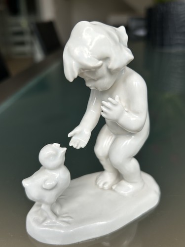 Stehendes mädchen mit küken - mit,