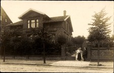 Foto Ak Hamburg, Villa, Familie am Gartentor - 4544351